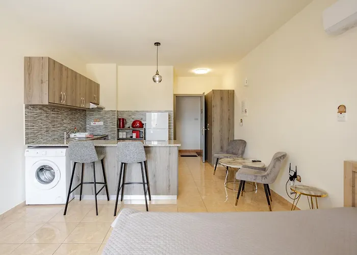 Danaos Seaside 103 With Pool In Tourist Area Daire Pafos